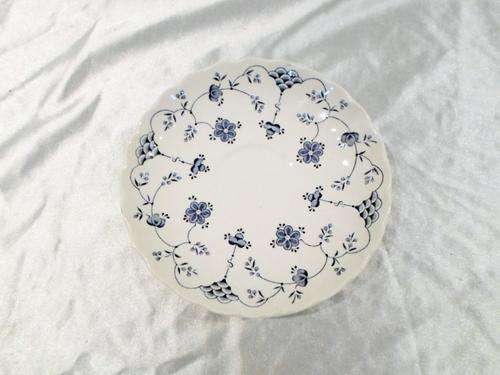 Myott Finlandia porcelain saucer - quite nice - Bid now !!